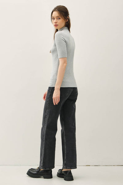 SHORT SLEEVE MOCKNECK KNIT TOP
