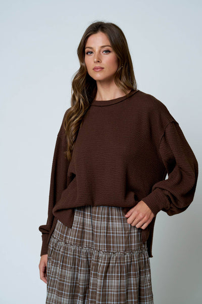 TEXTURED EXPOSED SEAM LONG EXTENDED SLEEVE KNIT TOP