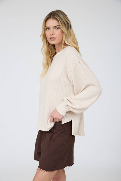 TEXTURED EXPOSED SEAM LONG EXTENDED SLEEVE KNIT TOP