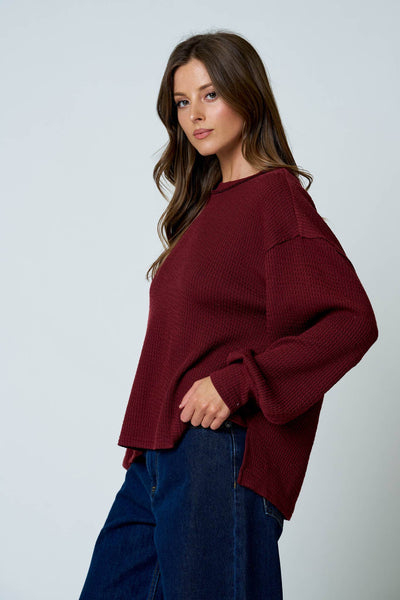 TEXTURED EXPOSED SEAM LONG EXTENDED SLEEVE KNIT TOP