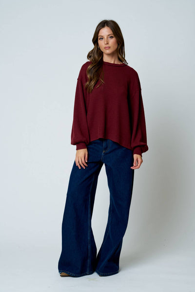 TEXTURED EXPOSED SEAM LONG EXTENDED SLEEVE KNIT TOP