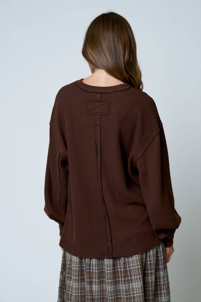 TEXTURED EXPOSED SEAM LONG EXTENDED SLEEVE KNIT TOP