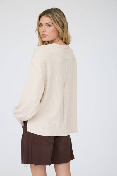 TEXTURED EXPOSED SEAM LONG EXTENDED SLEEVE KNIT TOP