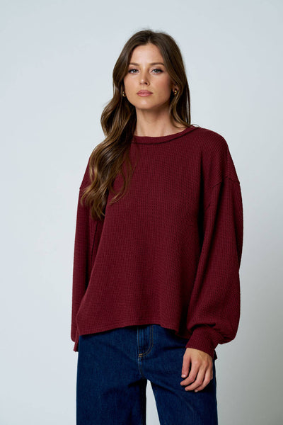 TEXTURED EXPOSED SEAM LONG EXTENDED SLEEVE KNIT TOP