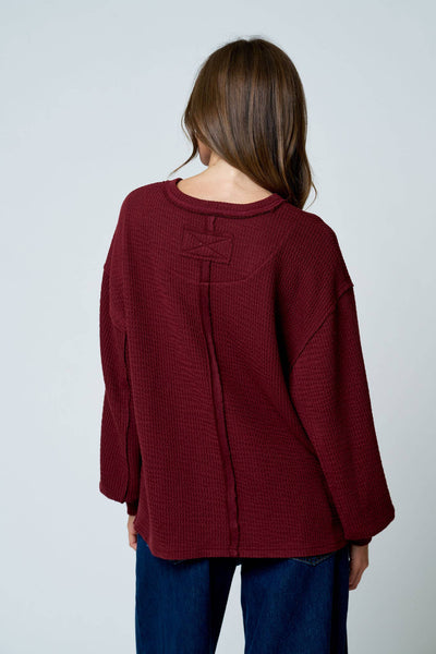 TEXTURED EXPOSED SEAM LONG EXTENDED SLEEVE KNIT TOP