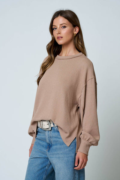 TEXTURED EXPOSED SEAM LONG EXTENDED SLEEVE KNIT TOP